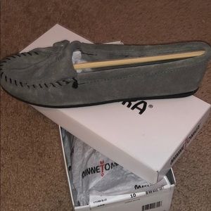 Minnetonka women’s kilty mocassin flats